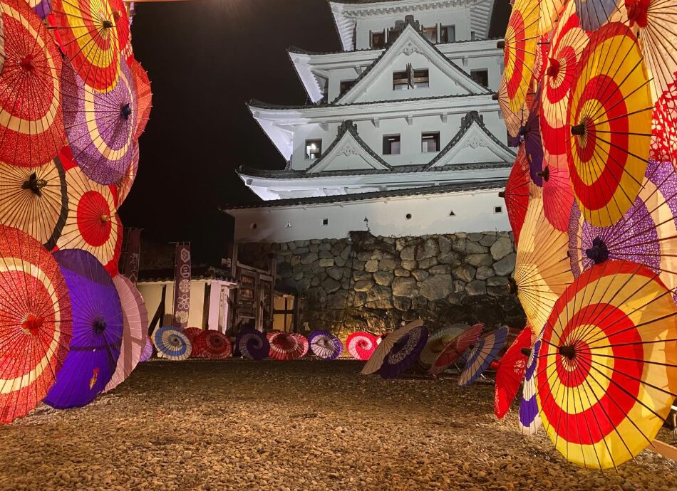 2025年　郡上八幡城　紅葉　ライトアップ　和傘共演